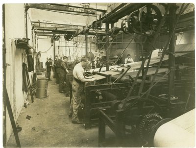 Sala de vigas en una fábrica de alfombras, 1923 de English Photographer